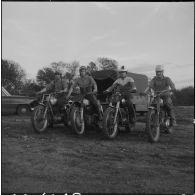 Algérie. Entraînement des motards de la compagnie régionale du train n°10 (CRT10) en moto-cross.