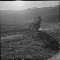 Algérie. Entraînement des motards de la compagnie régionale du train n°10 (CRT10) en moto-cross.