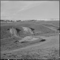 Algérie. Entraînement des motards de la compagnie régionale du train n°10 (CRT10) en moto-cross.