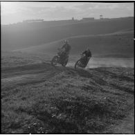 Algérie. Entraînement des motards de la compagnie régionale du train n°10 (CRT10) en moto-cross.