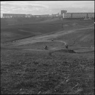 Algérie. Entraînement des motards de la compagnie régionale du train n°10 (CRT10) en moto-cross.