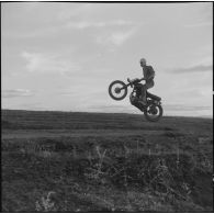 Algérie. Entraînement des motards de la compagnie régionale du train n°10 (CRT10) en moto-cross.