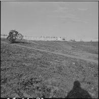 Algérie. Entraînement des motards de la compagnie régionale du train n°10 (CRT10) en moto-cross.
