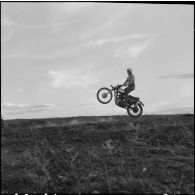 Algérie. Entraînement des motards de la compagnie régionale du train n°10 (CRT10) en moto-cross.