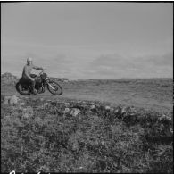 Algérie. Entraînement des motards de la compagnie régionale du train n°10 (CRT10) en moto-cross.