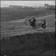Algérie. Entraînement des motards de la compagnie régionale du train n°10 (CRT10) en moto-cross.