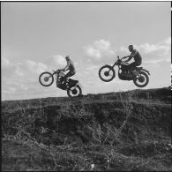 Algérie. Entraînement des motards de la compagnie régionale du train n°10 (CRT10) en moto-cross.