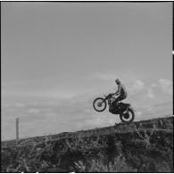 Algérie. Entraînement des motards de la compagnie régionale du train n°10 (CRT10) en moto-cross.