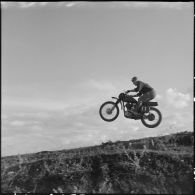 Algérie. Entraînement des motards de la compagnie régionale du train n°10 (CRT10) en moto-cross.