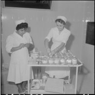 Alger. Clinique du centre hospitalier de la Madeleine. Salle de préparations médicales et de pharmacie.