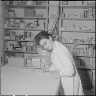 Alger. Clinique du centre hospitalier de la Madeleine. Salle de préparations médicales et de pharmacie.