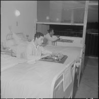 Alger. Clinique du centre hospitalier de la Madeleine. Des malades pendant le repas dans leur chambre.