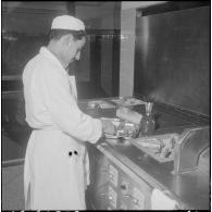 Alger. Clinique du centre hospitalier de la Madeleine. Préparation et distribution des repas.