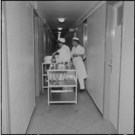 Alger. Clinique du centre hospitalier de la Madeleine. Préparation et distribution des repas.