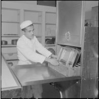 Alger. Clinique du centre hospitalier de la Madeleine. Préparation et distribution des repas.