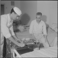 Alger. Clinique du centre hospitalier de la Madeleine. Le malade reçoit avec plaisir son repas du soir.