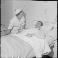 Alger. Clinique du centre hospitalier de la Madeleine. Une infirmière s'occupe d'un malade dans sa chambre.