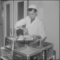Alger. Clinique du centre hospitalier de la Madeleine. Préparation et distribution des repas.