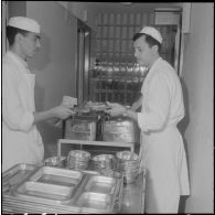 Alger. Clinique du centre hospitalier de la Madeleine. Préparation et distribution des repas.