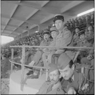 Stade de Saint Eugène. Finale de la coupe Alger-Sahel de football. Le général Moulet dans les gradins regardant le match.