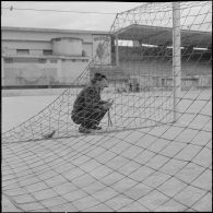 Stade de Saint Eugène. Finale de la coupe Alger-Sahel de football. Un opérateur du Service cinématographie des armées (SCA) pendant le match.