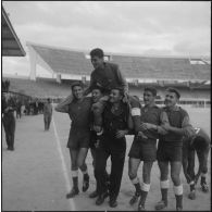 Stade de Saint Eugène. Finale de la coupe Alger-Sahel de football. L'équipe gagnante du 9e Régiment de Zouaves (9e RZ).