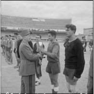 Stade de Saint Eugène. Finale de la coupe Alger-Sahel de football. Le général Moulet remet la coupe au capitaine de l'équipe du 9e Régiment de Zouaves (9e RZ).