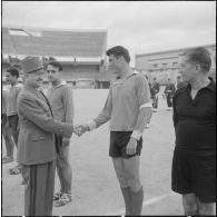 Stade de Saint Eugène. Finale de la coupe Alger-Sahel de football. Le général Moulet félicite les joueurs.