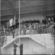 Stade de Saint Eugène. Finale de la coupe Alger-Sahel de football.  A l'issue de la partie, les couleurs sont descendues devant une assemblée recueillie.