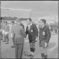 Stade de Saint Eugène. Finale de la coupe Alger-Sahel de football. Le général Moulet salue les joueurs.