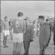 Stade de Saint Eugène. Finale de la coupe Alger-Sahel de football. Le général Moulet salue les joueurs.