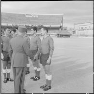 Stade de Saint Eugène. Finale de la coupe Alger-Sahel de football. Le général Moulet salue les joueurs.