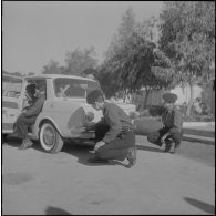 Hussein Dey. Camp du Lido. CFJA (centre de formation de la jeunesse algérienne). La carosserie de la nouvelle automobile Simca 1000.