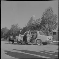 Hussein Dey. Camp du Lido. CFJA (centre de formation de la jeunesse algérienne). La carosserie de la nouvelle automobile Simca 1000.