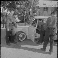 Hussein Dey. Camp du Lido. CFJA (centre de formation de la jeunesse algérienne). L'intérieur de la nouvelle automobile Simca 1000.