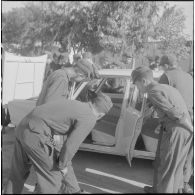 Hussein Dey. Camp du Lido. CFJA (centre de formation de la jeunesse algérienne). L'intérieur de la nouvelle automobile Simca 1000.