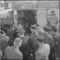 Maison Carrée. Maison de matériel radio Thomson-Houston. Présentation d'un camion-son équipé de matériel radio, émeteur-récepteur longue distance.