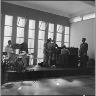 Maison Carrée. Saint Eloi. Banquet à l'Etablissement régional du matériel (ERM). Musiciens.