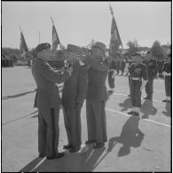Beni Messous. Prise d'armes au 411e régiment d'artillerie antiaérien (RAA). Le général Ailleret remet une décoration.