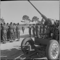 Beni Messous. Prise d'armes au 411e régiment d'artillerie antiaérien (RAA). Revue des troupes.
