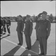 Beni Messous. Prise d'armes au 411e régiment d'artillerie antiaérien (RAA). Les généraux  Ailleret, Paruit et Faure.