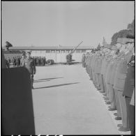 Beni Messous. Prise d'armes au 411e régiment d'artillerie antiaérien (RAA). Le général Ailleret passe les troupes en revue.