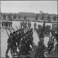 Beni Messous. Prise d'armes au 411e régiment d'artillerie antiaérien (RAA). Défilé.
