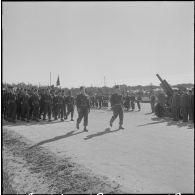 Beni Messous. Prise d'armes au 411e régiment d'artillerie antiaérien (RAA). Défilé.