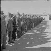 Beni Messous. Prise d'armes au 411e régiment d'artillerie antiaérien (RAA). Les autorités.