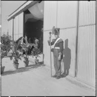 Beni Messous. Prise d'armes au 411e régiment d'artillerie antiaérien (RAA). Cocktail.