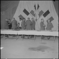 Beni Messous. Prise d'armes au 411e régiment d'artillerie antiaérien (RAA). Cocktail.