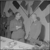 Beni Messous. Prise d'armes au 411e régiment d'artillerie antiaérien (RAA). Cocktail.