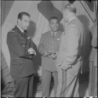 Beni Messous. Prise d'armes au 411e régiment d'artillerie antiaérien (RAA). Cocktail.