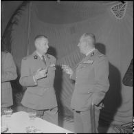 Beni Messous. Prise d'armes au 411e régiment d'artillerie antiaérien (RAA). Cocktail.